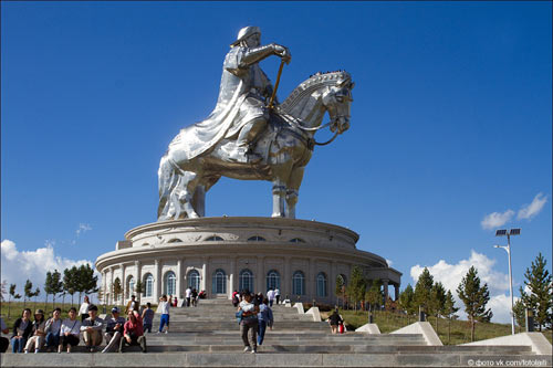 Монголия статуя чингисхан